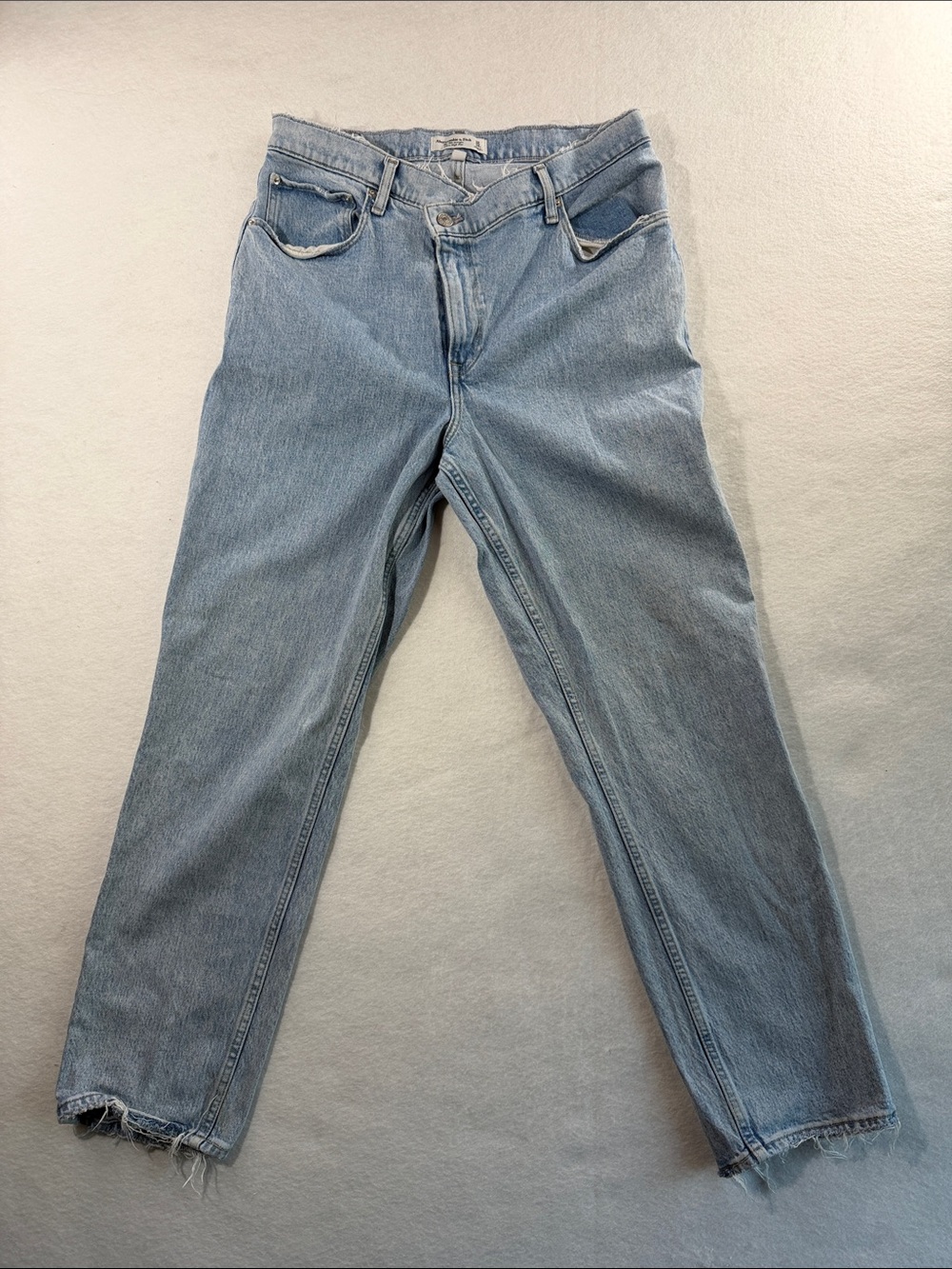 Abercrombie & Fitch the 90’s straight ultra high rise Light Wash Jeans